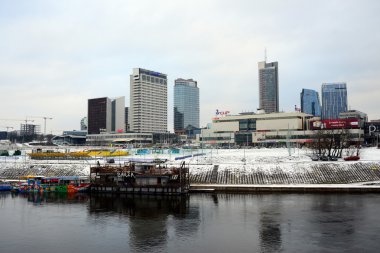 Vilnius kış panorama Neris Nehri gemide gökdelenler ile