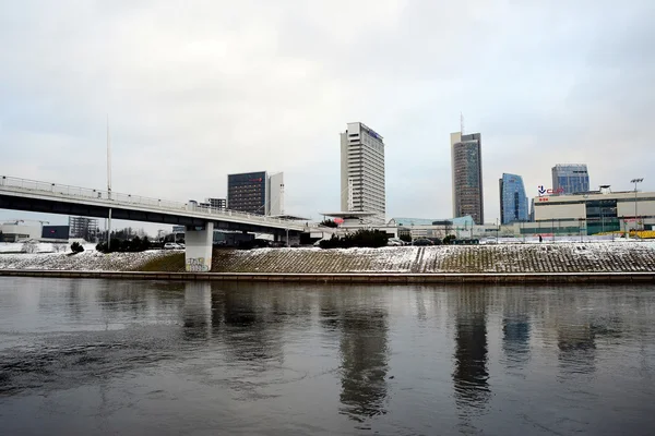 Vilnius vintern panorama med skyskrapor på Neris floden ombord — Stockfoto