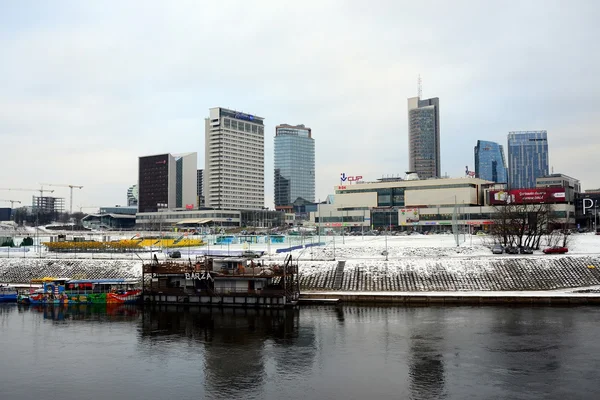Vilnius zimní panorama s mrakodrapy na desce řeky Neris — Stock fotografie