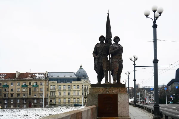 Sculpture of students on the green bridge — Stock Photo, Image