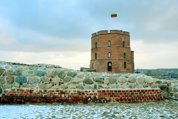 Gediminas Burgturm auf einem Hügel in Vilnius — Stockfoto