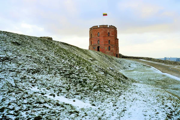Torre do Castelo de Gediminas na colina em Vilnius — Fotografia de Stock
