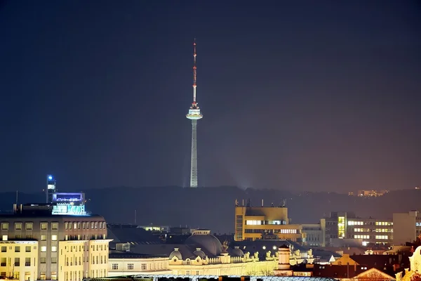 Televisietoren van Vilnius bij nacht fron Gediminas kasteel — Stockfoto