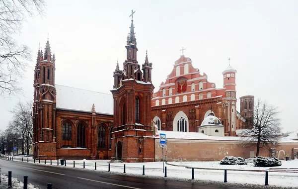 Вильнюсская церковь Св. Анны и Бернардина зимой — стоковое фото