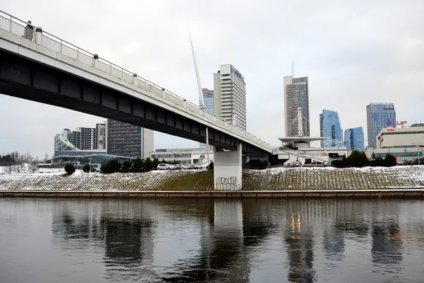 Vilnius winter panorama met wolkenkrabbers op Neris rivier bord — Stockfoto