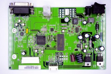 Radyo parçaları ile yeşil baskılı devre kartı