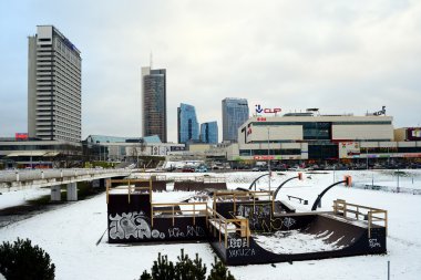Vilnius kış panorama Neris Nehri gemide gökdelenler ile