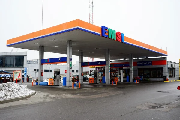 Emsi-Tankstelle im pasilaiciai-viertel der stadt vilnius — Stockfoto