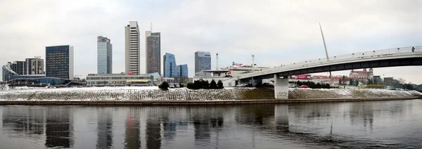 Vilnius zimní panorama s mrakodrapy na desce řeky Neris — Stock fotografie