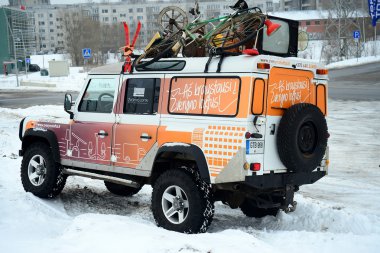 Reklam araba ve sermaye Litvanya Vilnius şehrinin kışın