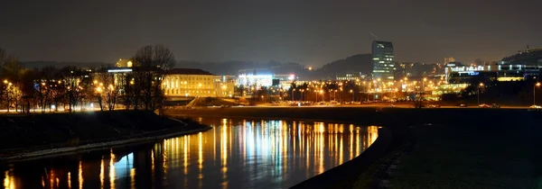 Vilnius stad nacht Winter Panorama in spoorwegviaduct — Stockfoto