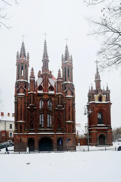 维尔纽斯圣安斯和伯娜丁教堂的冬天 — 图库照片
