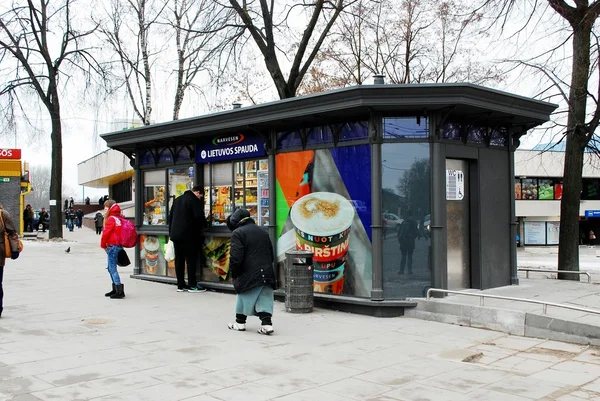 Lietuvos Spauda на автовокзале в столице Литвы Вильнюсе — стоковое фото