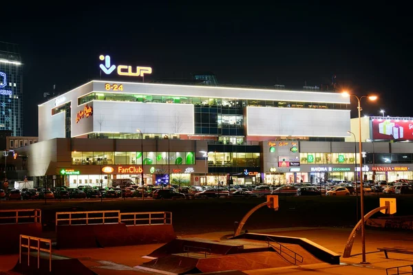 Central shop centre in Vilnius city night view — Stock Photo, Image