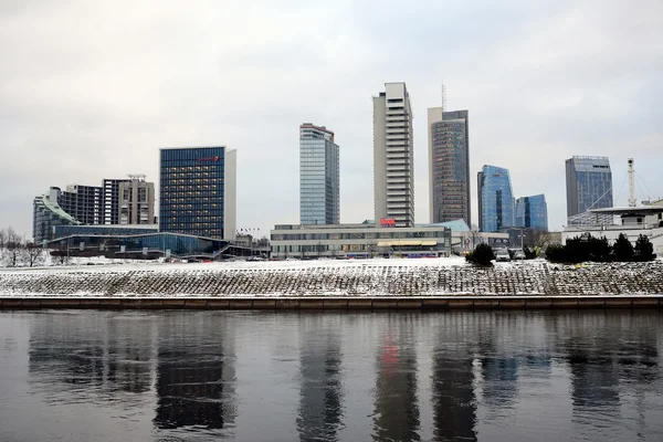 Зимняя панорама Вильнюса с небоскребами на доске реки Нерис — стоковое фото