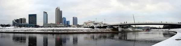 Vilnius zimní panorama s mrakodrapy na desce řeky Neris — Stock fotografie