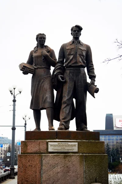 Escultura de los estudiantes en el puente verde — Foto de Stock