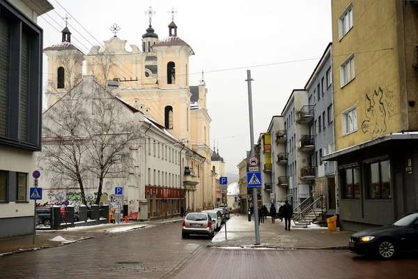 Взимку вид на вулицю в центрі Старого міста Вільнюса — стокове фото