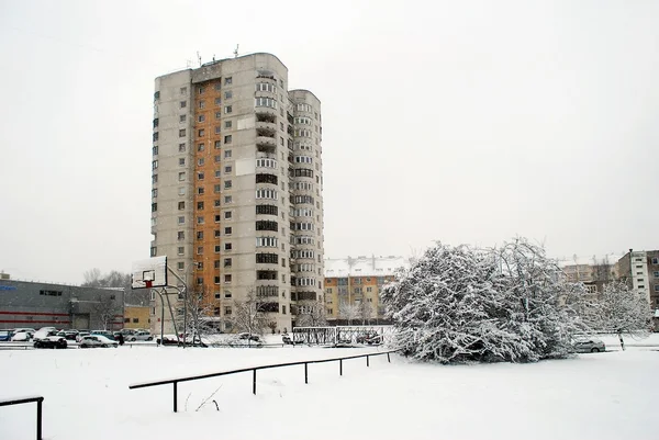 Vintersnøfall i Litauens hovedstad Vilnius by Fabijoniskes distrikt – stockfoto