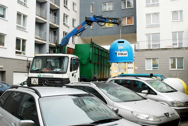 Prullenbak auto in Pasilaiciai district van Vilnius stad — Stockfoto