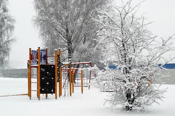 Zimą opady śniegu w stolicy Litwy Wilnie dzielnica Pasilaiciai — Zdjęcie stockowe