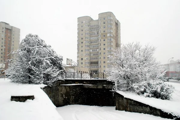 Winter sneeuwval in de hoofdstad van Litouwen Vilnius stad Fabijoniskes district — Stockfoto