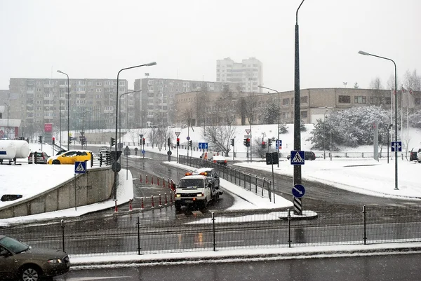 Взимку снігопад в столиці Литви-Вільнюс Fabijoniskes район — стокове фото