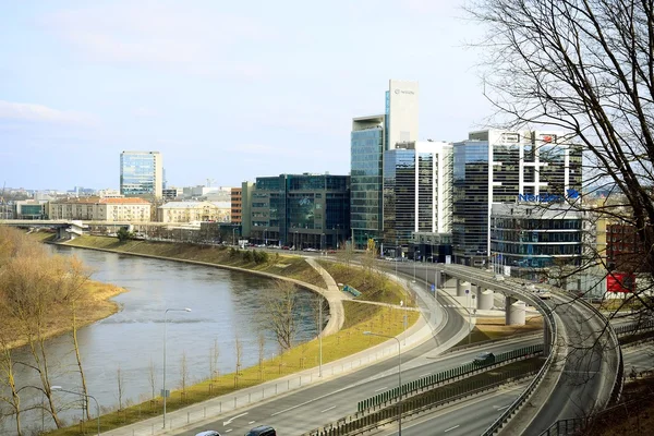 Вильнюсский городской транспорт на улице Гелезиниса Вилкаса — стоковое фото