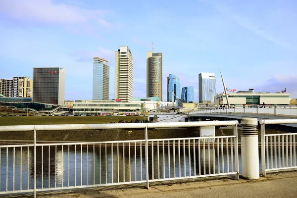 Vilnius na jaře panorama s mrakodrapy na desce řeky Neris — Stock fotografie