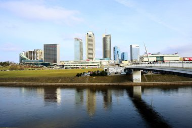Vilnius bahar panorama Neris Nehri gemide gökdelenler ile