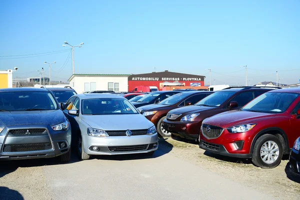 Mercado de coches usados de segunda mano en la ciudad de Vilna — Foto de Stock