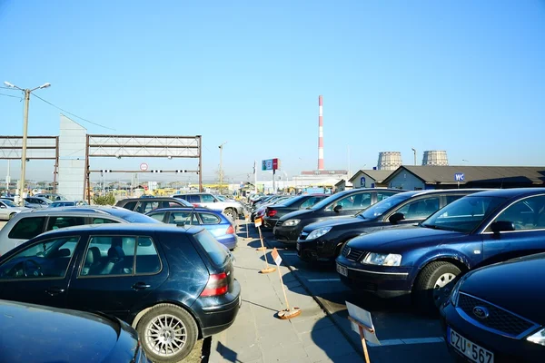 Ринку секонд хенд уживаних автомобілів в місті Вільнюс — стокове фото