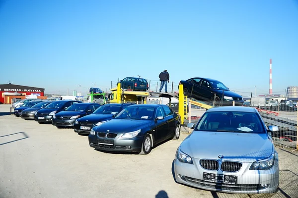 Mercado de coches usados de segunda mano en la ciudad de Vilna — Foto de Stock