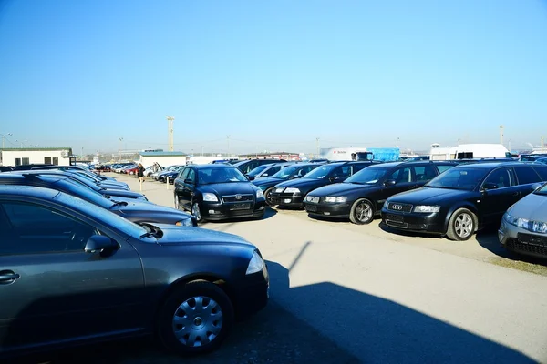 Mercado de coches usados de segunda mano en la ciudad de Vilna — Foto de Stock