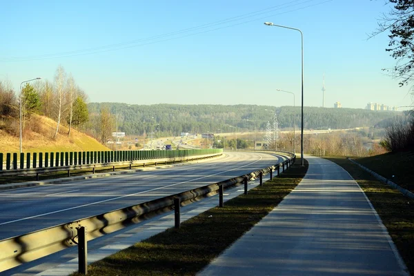 Наиболее часто используется автомагистраль из Вильнюса в Каунас — стоковое фото