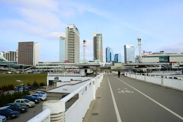 Vilnius spring panorama with skyscrapers on Neris river board — Stock Photo, Image