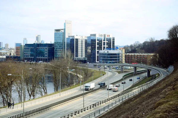 Vilnius stadstransport i Gelezinis Vilkas gatan — Stockfoto