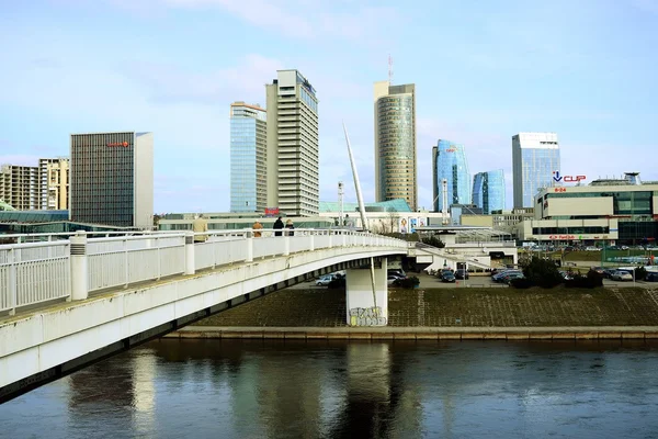 Vilnius na jaře panorama s mrakodrapy na desce řeky Neris — Stock fotografie