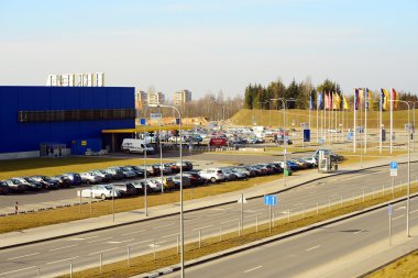 IKEA Vilnius mağazası. IKEA, şimdi en büyük mobilya perakendeci olduğunu.