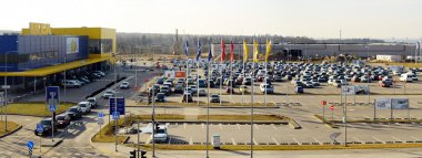 IKEA Vilnius mağazası. IKEA, şimdi en büyük mobilya perakendeci olduğunu.