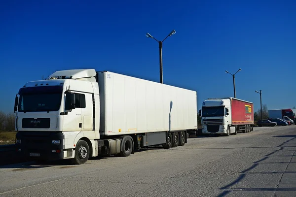 Gruppo di camion nella strada urbana di Vilnius — Foto Stock