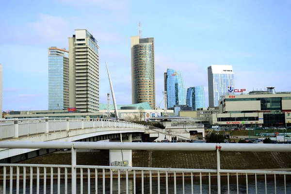 Vilnius voorjaar panorama met wolkenkrabbers op Neris rivier bord — Stockfoto