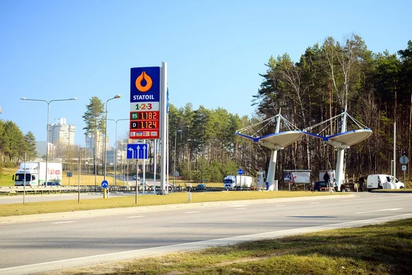 Empresa de distribuição de gasolina Statoil station na cidade de Vilnius — Fotografia de Stock