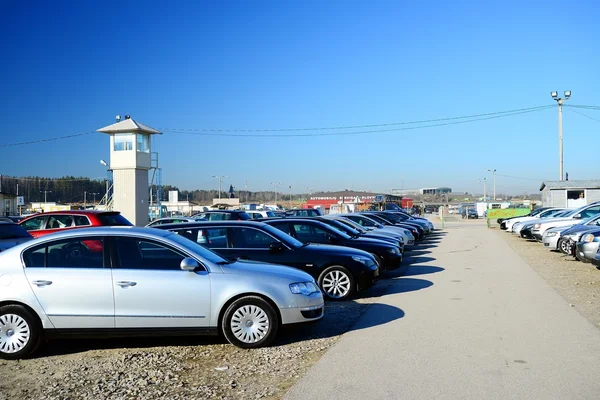 Markt voor tweedehands auto's gebruikt in vilnius stad — Stockfoto