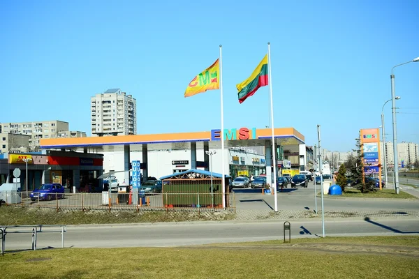 Tankstellenbetreiber emsi station in vilnius stadt — Stockfoto