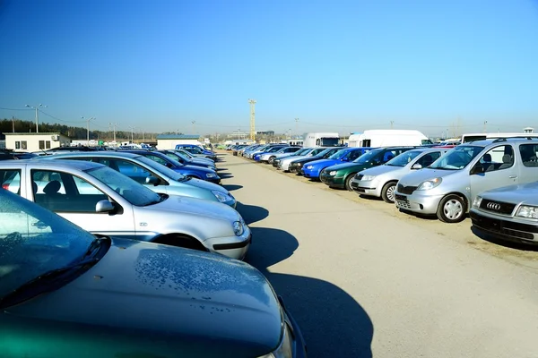 Mercado de coches usados de segunda mano en la ciudad de Vilna — Foto de Stock