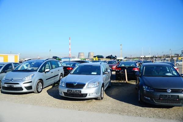 Ринку секонд хенд уживаних автомобілів в місті Вільнюс — стокове фото