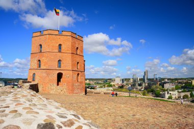 Vilnius Gediminas kale Neris Nehri yakınlarındaki tepe üzerinde 