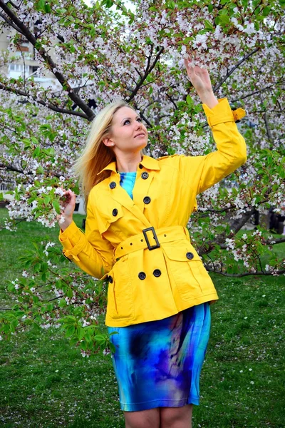 Jong meisje poseren in de tuin sakura — Stockfoto