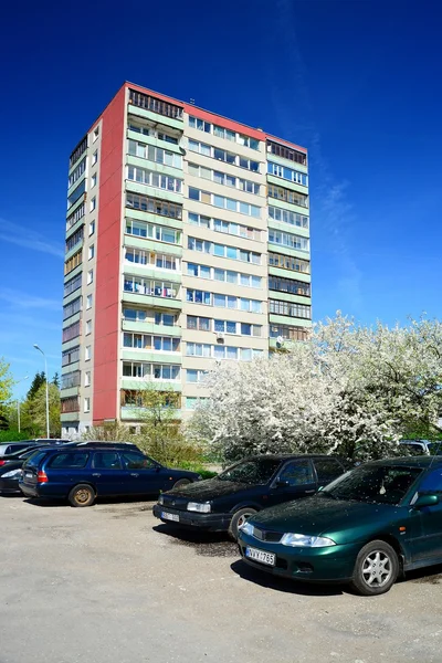 Våren i Vilnius stad Karoliniskes bostadsområde — Stockfoto